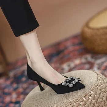 Дамски обувки на висок ток-висок ток 2022 година, пролетно-есенни нови френски тънки черни обувки с остър пръсти от мека кожа, официална работна обувки